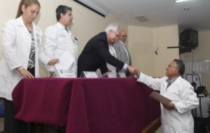 thumbnail_17_mayo_2016_Reconocen SSO a la Primera generación de médicos exresidentes del Hospital Aurelio Valdivieso