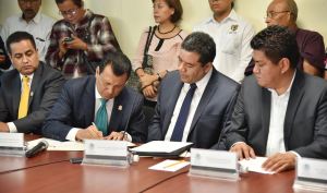 thumbnail_recibe-legislativo-presupuesto-de-la-uabjo-01